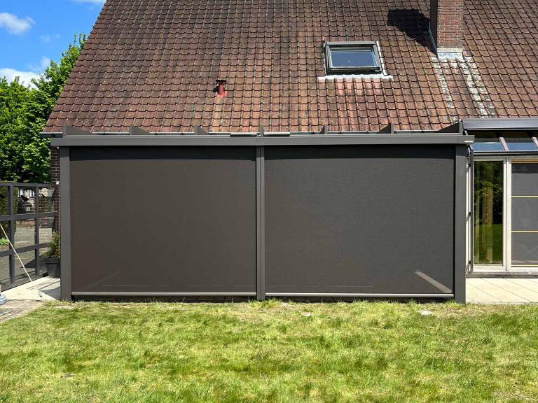 Weinor Terrazza Pure weinor Glasoase geplaatst door Demaeght zonwering te Liedekerke. Een glasoase bestaat uit een glasdak en glazen schuifwanden. Windvaste doekzonwering van Weinor. Een modern en strak design van Duitse kwaliteit. 