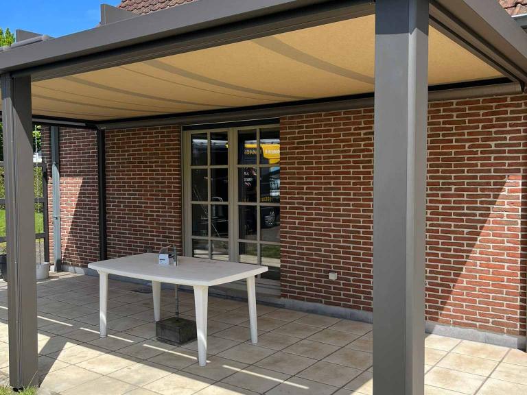 Weinor Terrazza Pure weinor Glasoase geplaatst door Demaeght zonwering te Liedekerke. Een glasoase bestaat uit een glasdak en glazen schuifwanden. Windvaste doekzonwering van Weinor. Een modern en strak design van Duitse kwaliteit. 