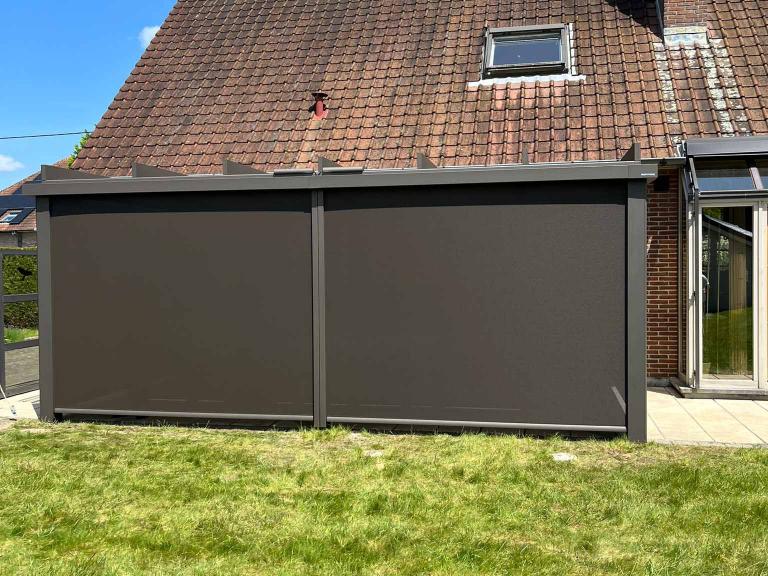 Weinor Terrazza Pure weinor Glasoase geplaatst door Demaeght zonwering te Liedekerke. Een glasoase bestaat uit een glasdak en glazen schuifwanden. Windvaste doekzonwering van Weinor. Een modern en strak design van Duitse kwaliteit. 