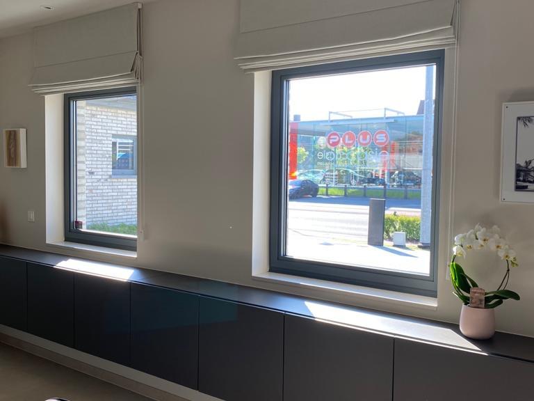 Demaeght zonwering en interieur plaatste in deze gerenoveerde woning deze prachtige raamdecoratie op maat van diaz. Overgordijnen zorgen voor sfeer en gezelligheid in elk interieur. Laat u hierin begeleiden door professionals.