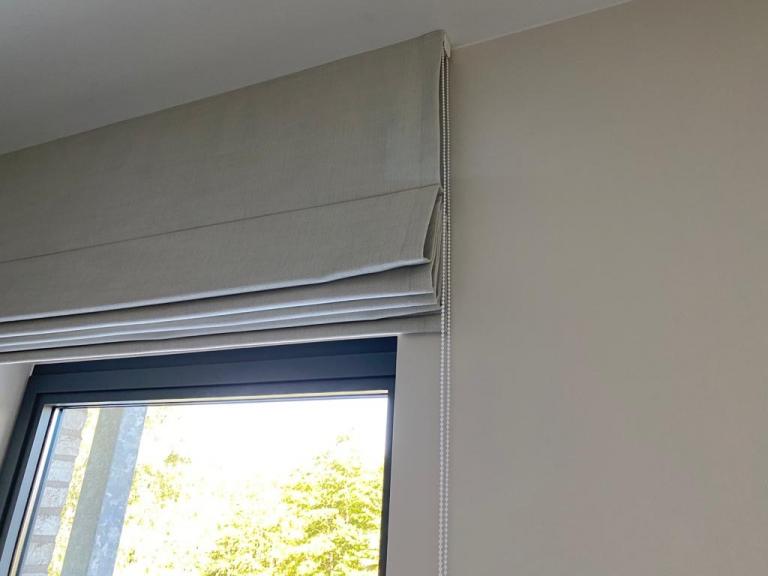 Demaeght zonwering en interieur plaatste in deze gerenoveerde woning deze prachtige raamdecoratie op maat van diaz. Overgordijnen zorgen voor sfeer en gezelligheid in elk interieur. Laat u hierin begeleiden door professionals.