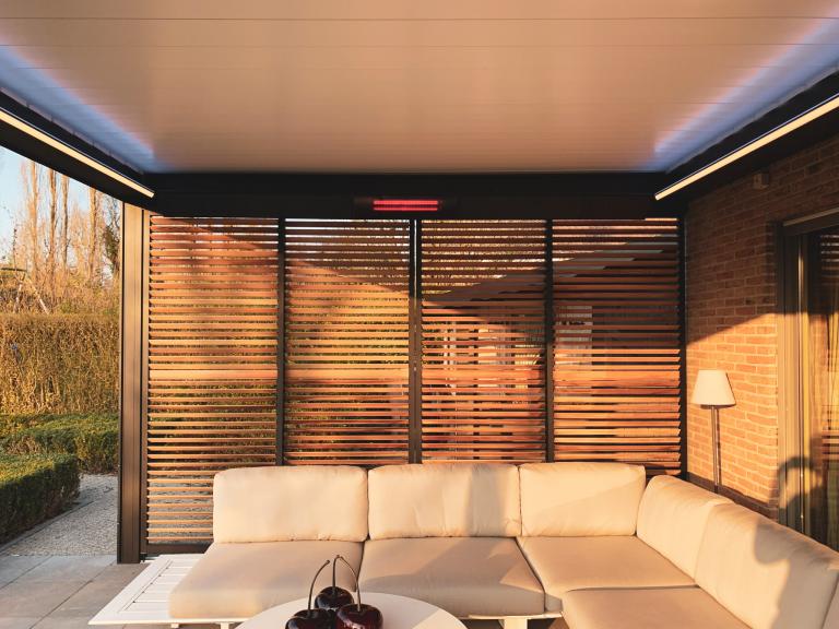 Renson Camargue met Loggiawood schuifpanelen geplaatst door Demaeght Zonwering in Ronse. Een terrasoverkapping volledig op maat kan u samenstellen in een van onze showrooms te Oostrozebeke of waregem.