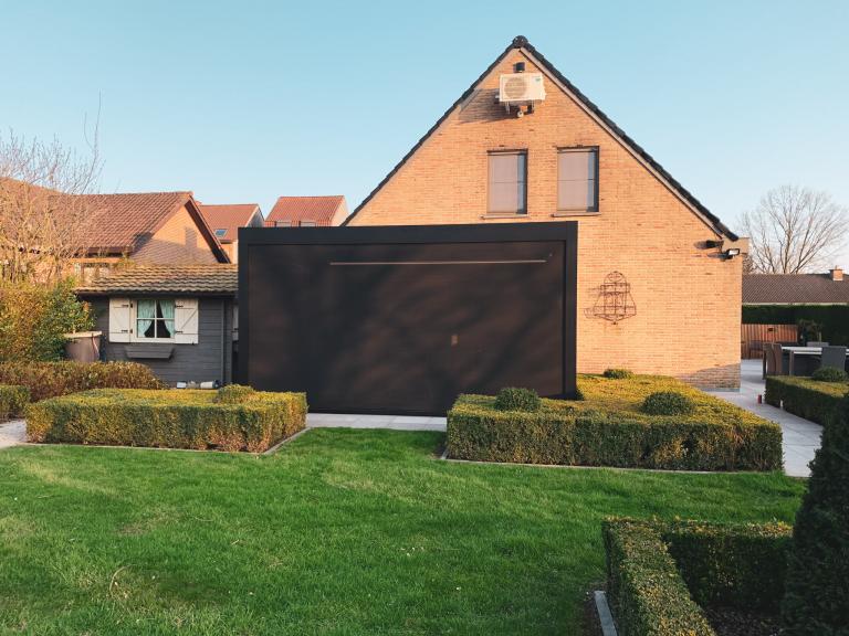 Renson Camargue met Loggiawood schuifpanelen geplaatst door Demaeght Zonwering in Ronse. Een terrasoverkapping volledig op maat kan u samenstellen in een van onze showrooms te Oostrozebeke of waregem.
