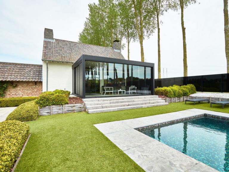 Demaeght Zonwering en interieur plaatste een Renson Camargue lamellendak aan deze landelijke hoeve te Wortegem. Een modern en strak design gecombineerd met een landelijke stijl.