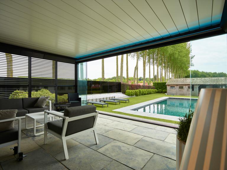 Demaeght Zonwering en interieur plaatste een Renson Camargue lamellendak aan deze landelijke hoeve te Wortegem. Een modern en strak design gecombineerd met een landelijke stijl.