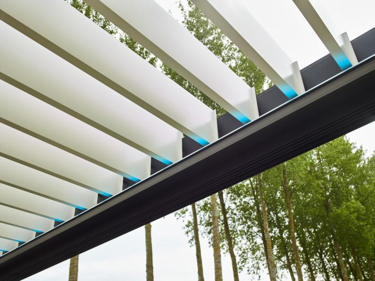 Demaeght Zonwering en interieur plaatste een Renson Camargue lamellendak aan deze landelijke hoeve te Wortegem. Een modern en strak design gecombineerd met een landelijke stijl.