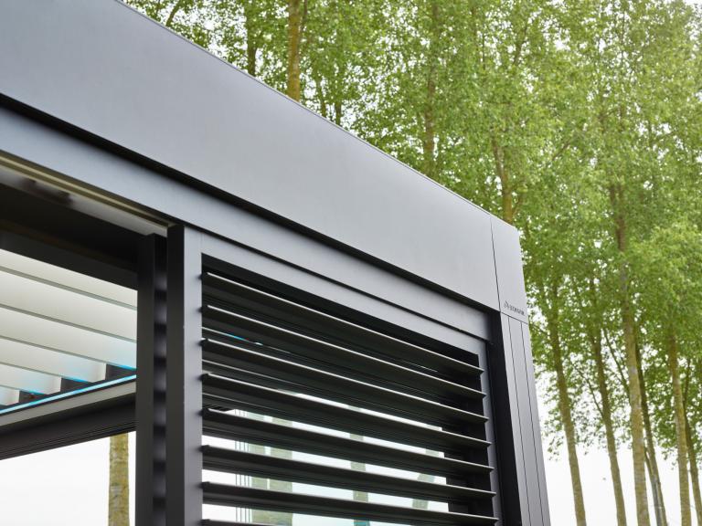 Demaeght Zonwering en interieur plaatste een Renson Camargue lamellendak aan deze landelijke hoeve te Wortegem. Een modern en strak design gecombineerd met een landelijke stijl.