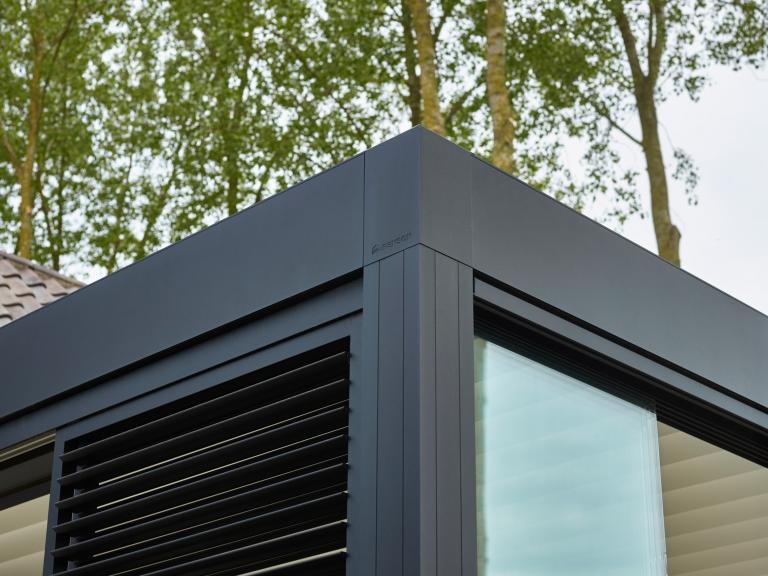 Demaeght Zonwering en interieur plaatste een Renson Camargue lamellendak aan deze landelijke hoeve te Wortegem. Een modern en strak design gecombineerd met een landelijke stijl.