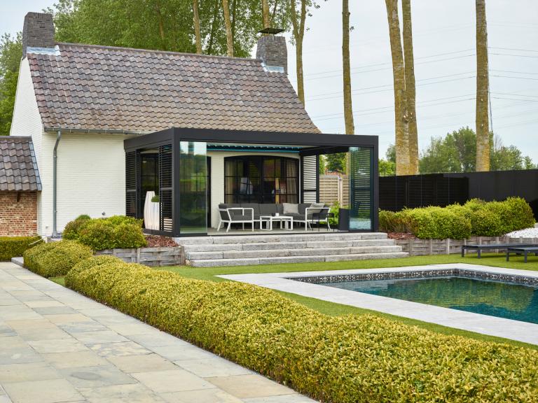 Demaeght Zonwering en interieur plaatste een Renson Camargue lamellendak aan deze landelijke hoeve te Wortegem. Een modern en strak design gecombineerd met een landelijke stijl.