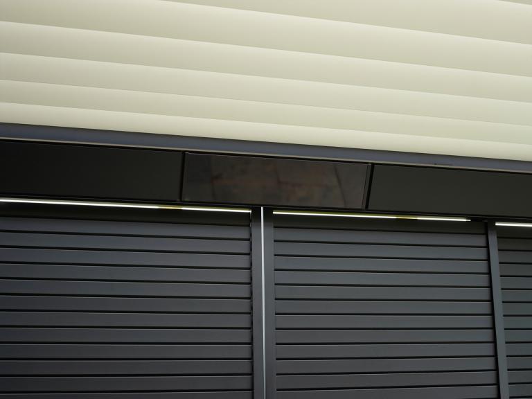 Demaeght Zonwering en interieur plaatste een Renson Camargue lamellendak aan deze landelijke hoeve te Wortegem. Een modern en strak design gecombineerd met een landelijke stijl.