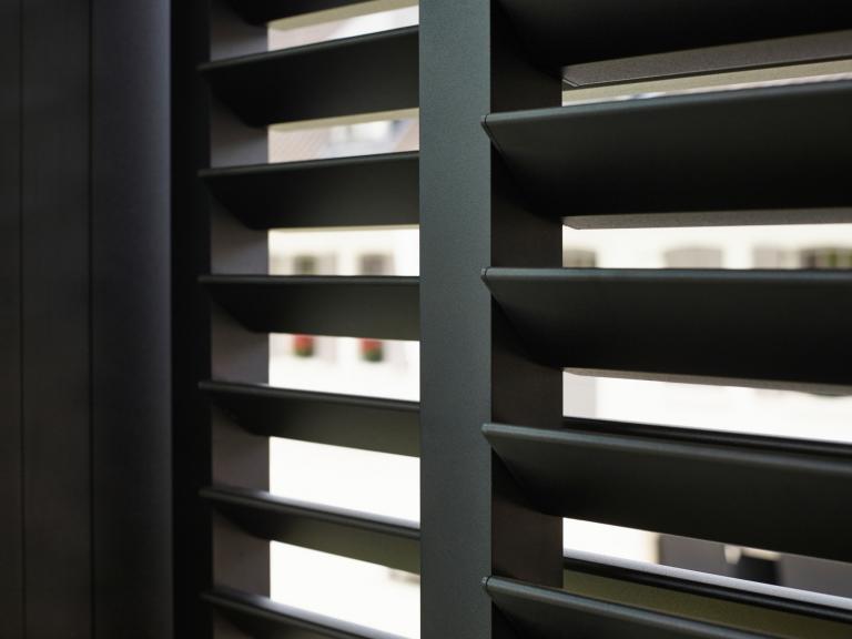 Demaeght Zonwering en interieur plaatste een Renson Camargue lamellendak aan deze landelijke hoeve te Wortegem. Een modern en strak design gecombineerd met een landelijke stijl.