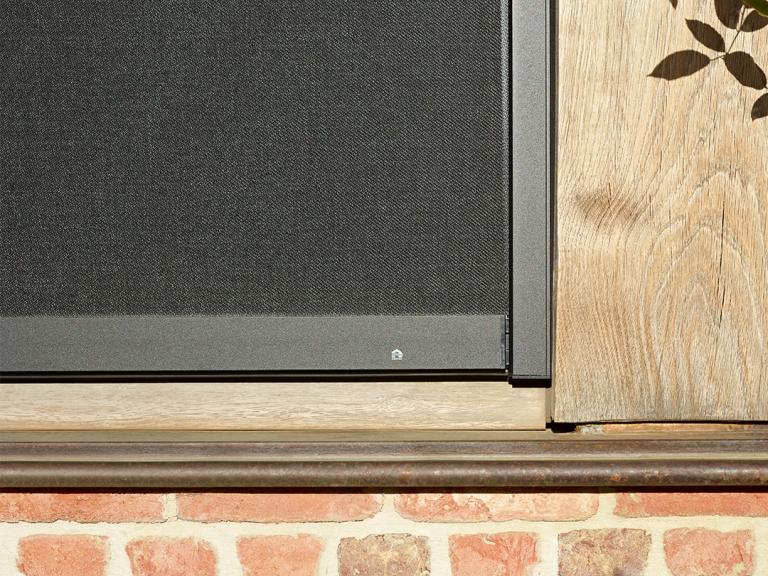 Renson Fixscreen 100 solar doek zonwering geplaatst door demaeght zonwering. Een screen op zonne-energie en een batterij zonder kap-en breekwerk om oververhitting tegen te gaan. Modern en strak design van Belgische kwaliteit. 