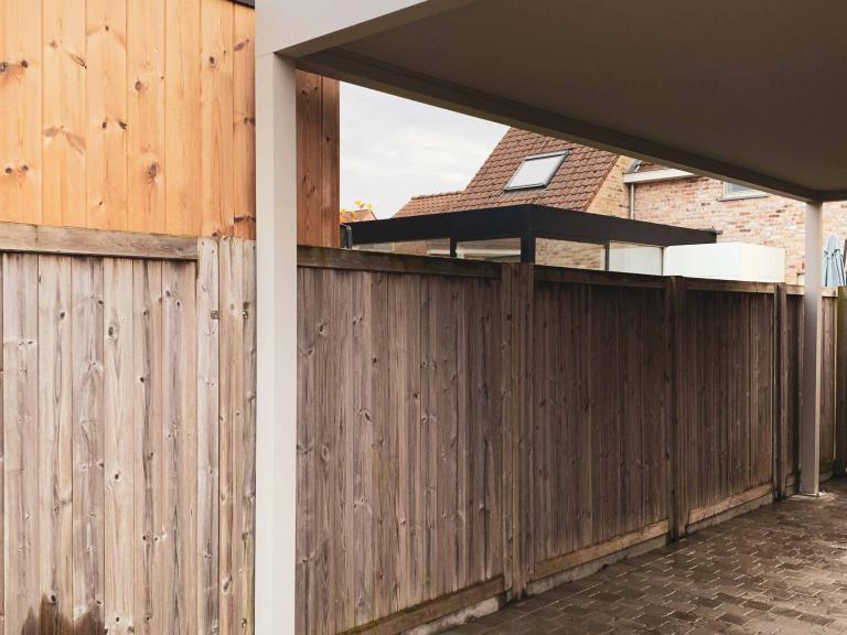 Demaeght zonwering plaatste deze Renson Algarve canvas aluminium carport aan deze landelijke woning te waregem. Een modern design gecombineerd met kwalitatieve onderdelen in een product past ook aan landelijke woningen.