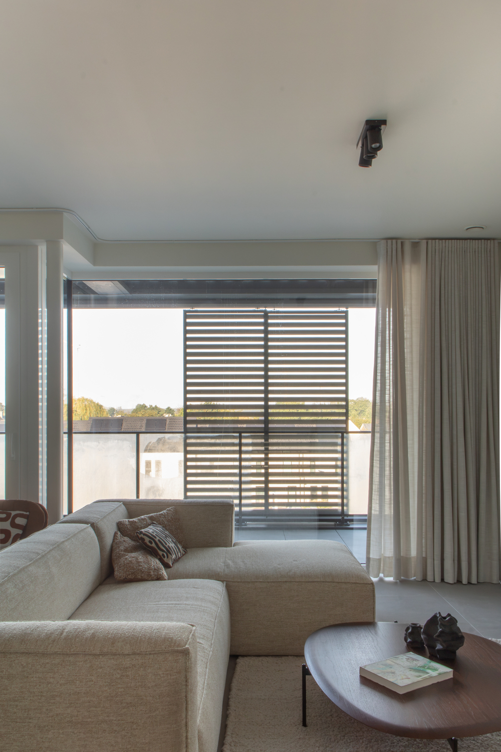 Raamdecoratie of aluminium schuifpanelen voor op uw appartement nodig? vraag uw offerte aan voor de Regio Waregem Kortrijk Deinze Tielt Kruisem Oudenaarde Kluisbergen Ronse. Uw Renson premium ambassador. Algarve Aero Camargue overkapping